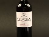 une bouteille de vin posée sur une table
