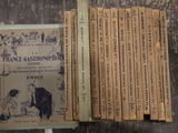 plusieurs livres sont empilés sur une table
