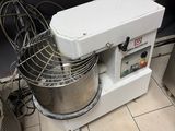 un mixeur posé par terre dans la cuisine