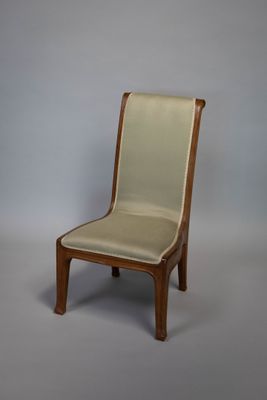 l'image d'une chaise en bois avec une assise rembourrée de couleur beige