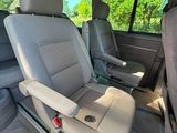 l'intérieur d'une camionnette équipée de deux sièges et d'un volant