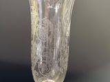 un vase en verre avec un motif sur une table