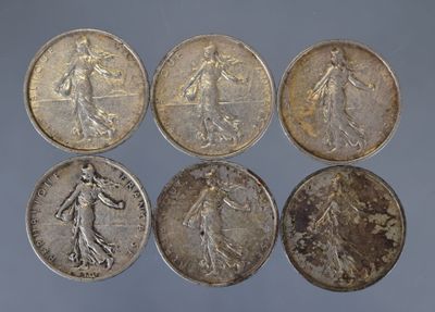 six types de pièces différents sont représentés sur une surface grise