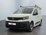 La camionnette blanche est garée dans une pièce au sol noir.