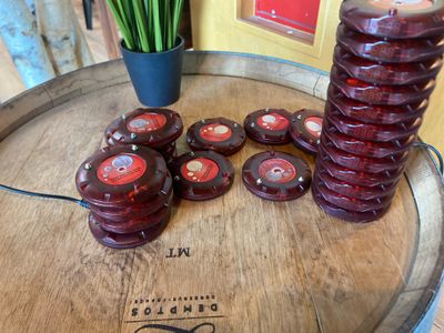 de nombreuses bouteilles de vin posées sur un tonneau en bois