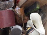 une boîte en carton remplie d'objets hétéroclites dans une pièce