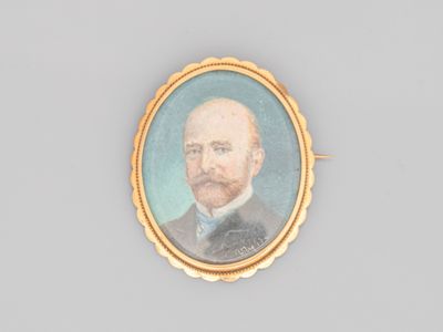 un portrait ancien représentant un homme en costume et nœud papillon