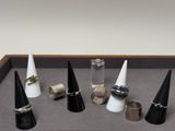 de nombreuses bagues de toutes sortes exposées dans une vitrine