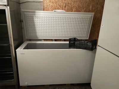 un congélateur coffre blanc dans un coin de la cuisine