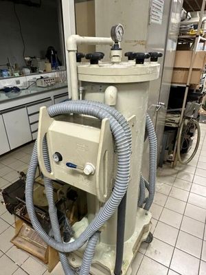 une machine qui se trouve au milieu d'une cuisine