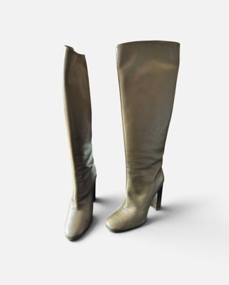 une paire de bottes à talons hauts pour femme sur fond blanc