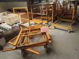de nombreuses tables et chaises dans un entrepôt, dont il y a beaucoup