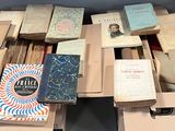 beaucoup de livres rangés dans une boîte posée sur une table