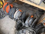 Il y a de nombreux types d'outils différents dans ce garage.