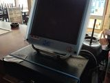 un écran d'ordinateur posé sur un bureau