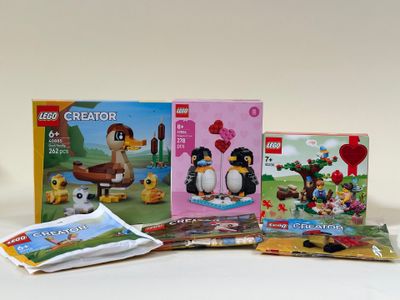 un tas de legos posés sur une table