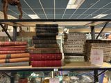 beaucoup de livres sur les étagères du magasin