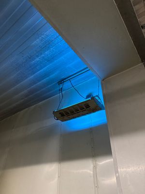 une lumière bleue au plafond d'un immeuble