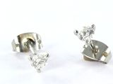 paire de boucles d'oreilles en diamant sur fond blanc, avec un fond blanc