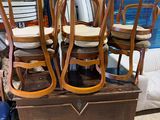 de nombreuses chaises empilées les unes sur les autres