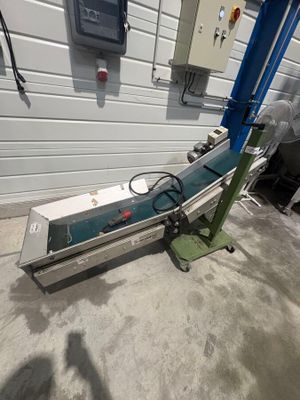 une machine posée sur le sol dans un garage