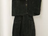 une photo d'un costume noir et d'un pantalon suspendus à un mur