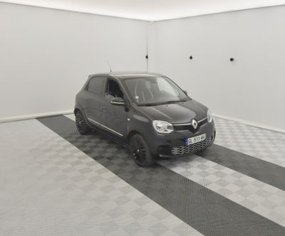 la petite voiture est garée dans le garage sur le sol en damier