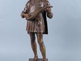 statue en bronze d'une femme tenant un oiseau sur une base en bois