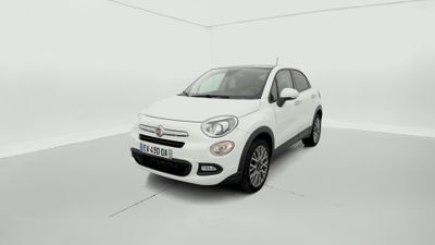 Une Fiat blanche est garée dans une pièce blanche