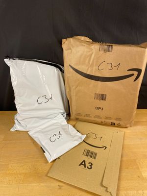 un sac brun avec un sourire à côté d'un sac brun avec un sourire