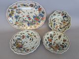 trois assiettes à motifs différents posées sur une table