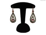une photo d'une paire de boucles d'oreilles posée sur un présentoir noir