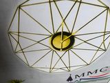 une horloge fixée au plafond d'une pièce