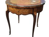 une image représentant une table ronde avec un plateau en verre sur fond blanc