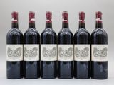 six bouteilles de vin rouge alignées sur une table