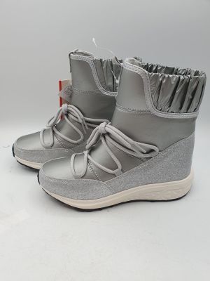 un gros plan sur une paire de bottes grises à lacets