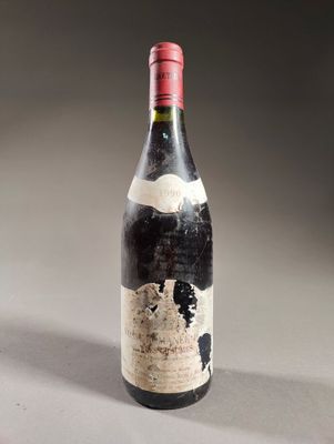 une bouteille de vin sur laquelle figure une carte du monde