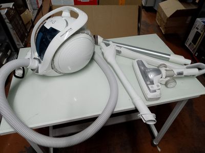 un aspirateur blanc et noir posé sur une table