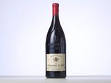 une bouteille de vin rouge posée sur une table