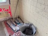 un seau de ciment posé dans un coin d'une pièce