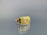 bague en or jaune ornée d'une pierre noire au centre