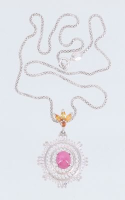 collier en argent avec une pierre rose et un oiseau suspendu à une chaîne