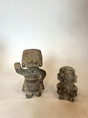 STATUTE DE LA FERTILITE en terre cuite, représenté debout, u…