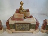 une statue de femme assise au sommet d'une horloge