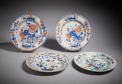 trois assiettes ornées de motifs floraux et d'oiseaux, posées sur une table