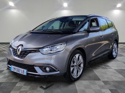une voiture grise garée dans un garage au sol en damier