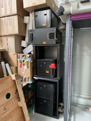 de nombreuses caisses empilées les unes sur les autres dans un garage