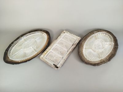 Réunion de trois raviers de service en métal argenté et verr…