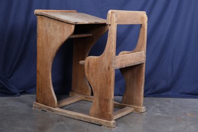 un bureau en bois et une chaise devant un rideau bleu