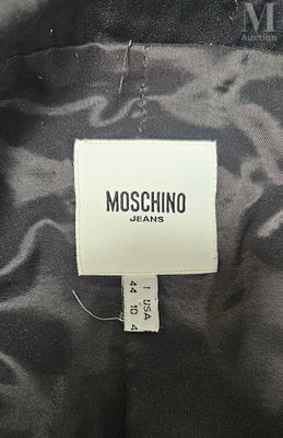 L'étiquette sur la veste est bien visible pour nous tous